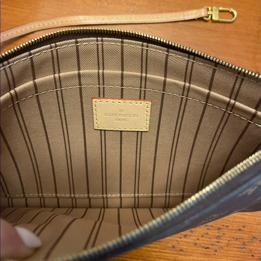 Louis Vuitton Neverfull MM Pouch - Picture 10 of 10